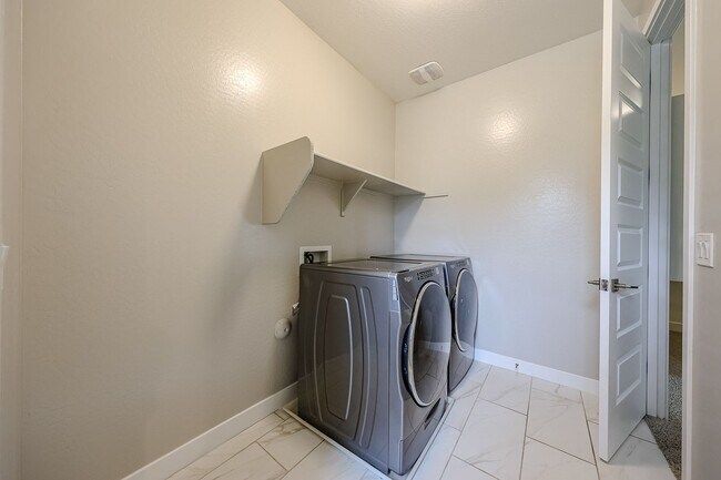 Building Photo - Move In Ready!stunning 3 bedroom, 2.5 bathroom home located in Phoenix!