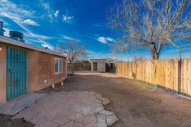 Building Photo - 609 Candelaria Rd NW