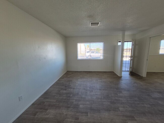 Building Photo - Large 4 Bed 2 Bath House
