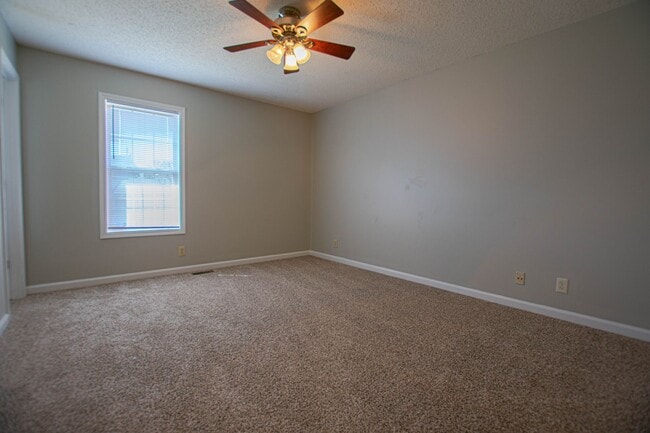 Building Photo - Pet Friendly Three Bedroom!