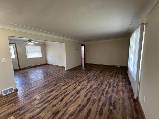 Building Photo - Brick Ranch for Rent in Highland  HTS close to the freeway