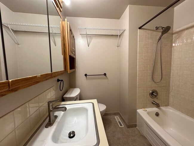 Building Photo - Northwest Area 3 Bedroom 2 Bath Rancher
