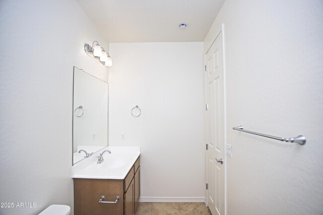 Building Photo - 831 W Finch Dr