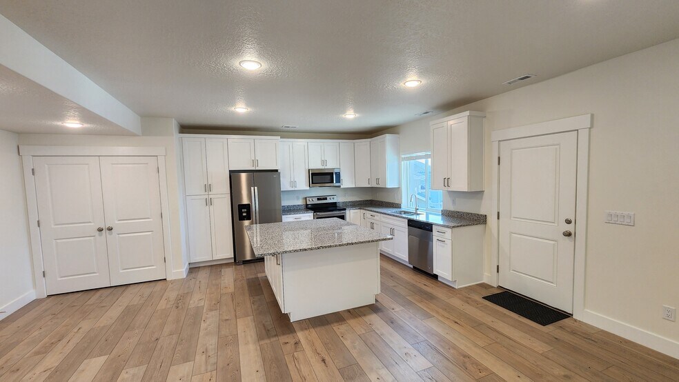 Kitchen & Island - 1467 N Orchard Ridge Ln