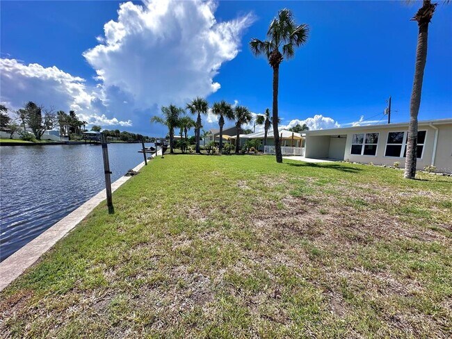 Building Photo - 360 Palm Cir