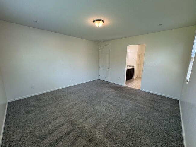 Building Photo - Comfortable NW Visalia Home Rent Ready!