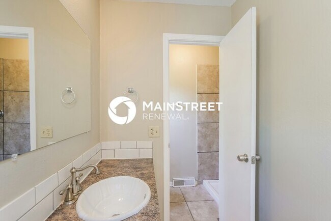 Building Photo - 3 Bedroom Pet-Friendly Home in Independence, MO with Main Street Renewal