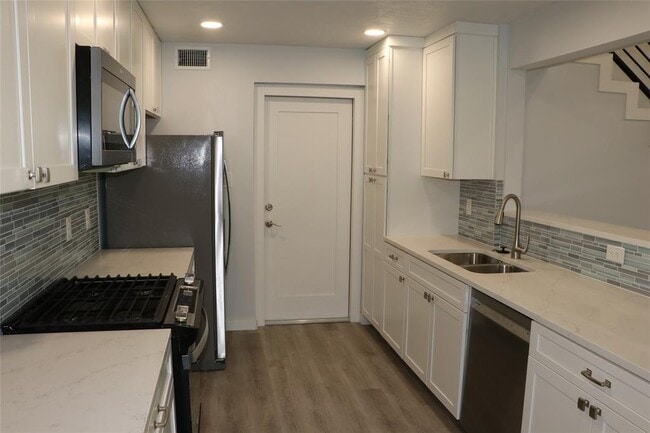 Building Photo - 8903 Mesa Dr