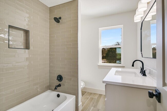 Building Photo - 424 Shady Bluff Dr