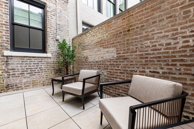 Building Photo - 1011 Canal St