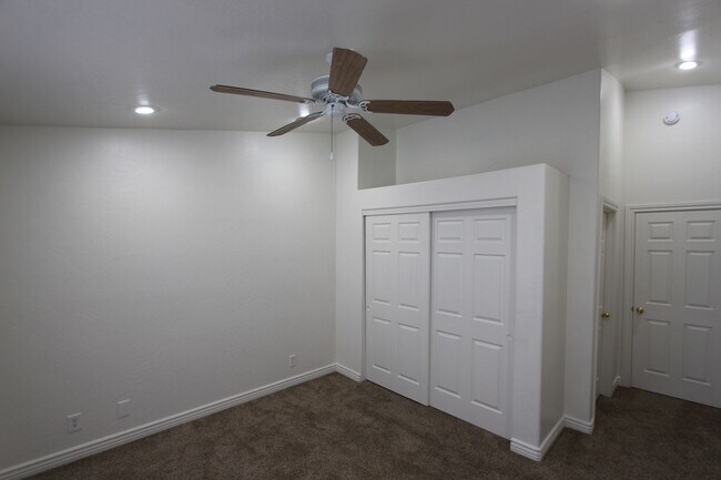 Building Photo - 1497 E Ivy Ln