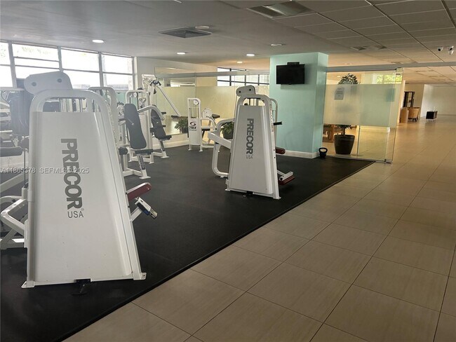 Building Photo - 400 Leslie Dr