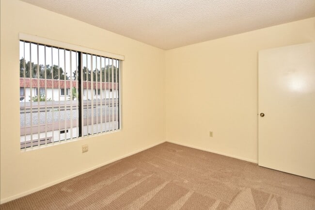 Building Photo - Make this Tanglewood Townhome your cozy home!