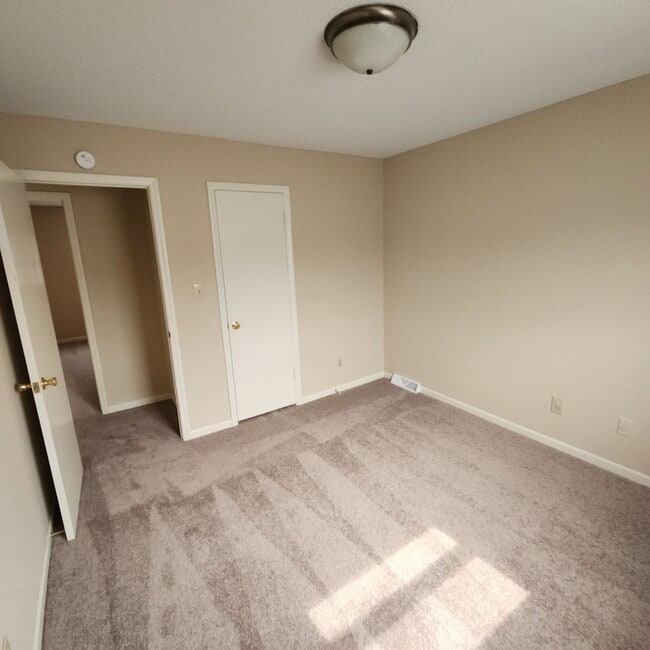 Building Photo - Updated Townhouse Apartment FOR RENT In Be...