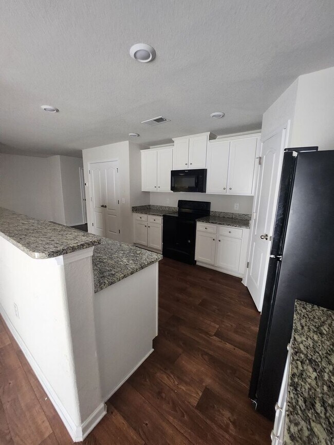 Building Photo - Beautiful End Unit in Paw Creek Village