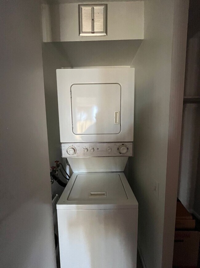 Building Photo - Beautiful High Rise Condo in Washington Sq...