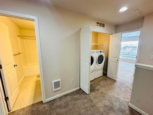 Building Photo - 3Bd/2.25Ba Seattle Townhouse