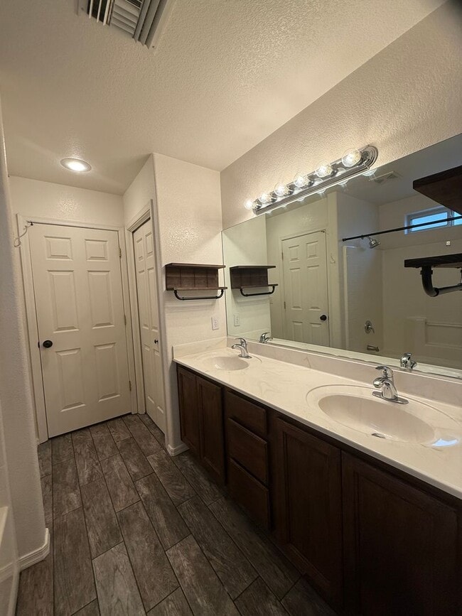 Building Photo - Beautifully Landscaped Home in Desert Foothills