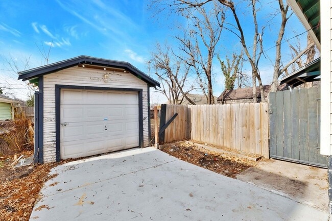 Building Photo - 637 S Holyoke St