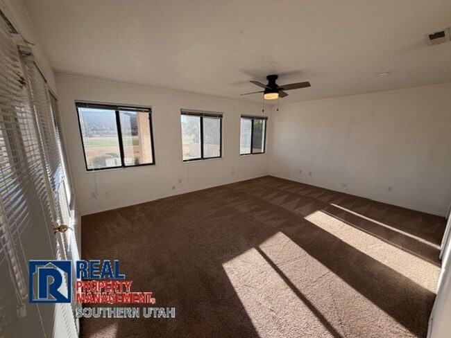 Building Photo - Golf Course Home