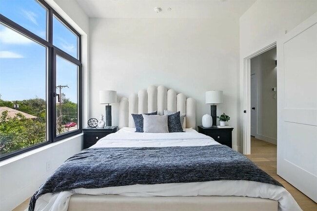 Building Photo - 430 E 8th St