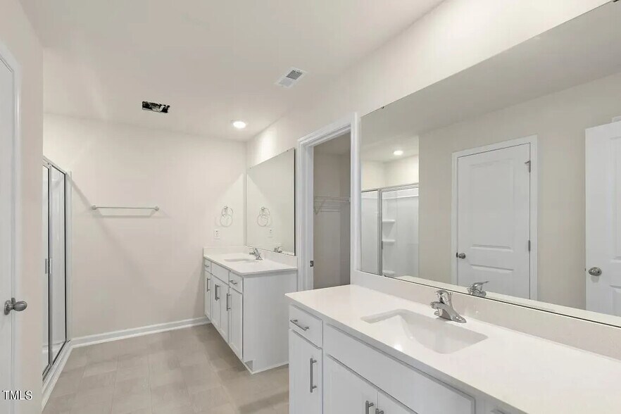 Building Photo - Room in House on Moore Crk Dr