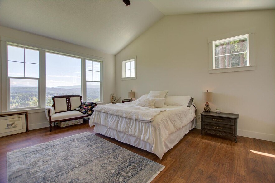 Building Photo - 14070 SE Baumback Ave