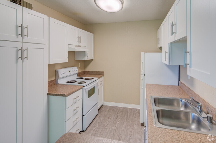 Kitchen 2 - Canyon Manor