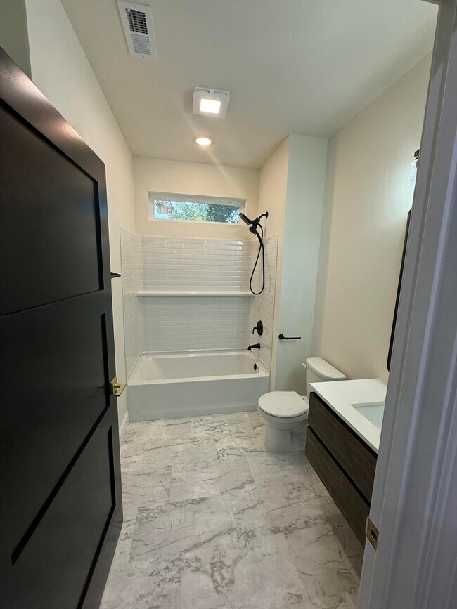 Building Photo - 1020 Crestland Ave