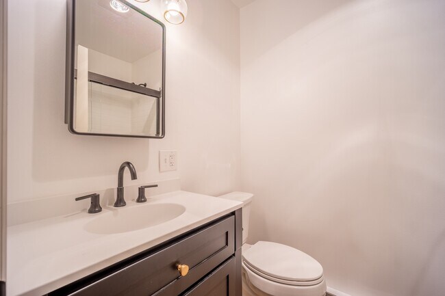 Building Photo - 404 Chelsea Cove S