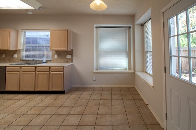 Building Photo - 2111 Grovewood Park