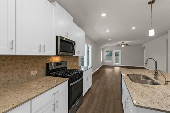 Building Photo - 38710 Yellowstone Dr
