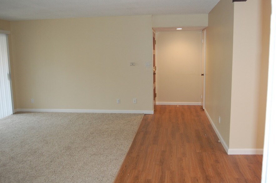 Livingroom entry - 1915 Voorhees Ave