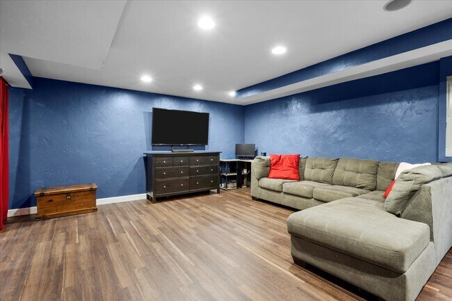 Building Photo - 907 Main St