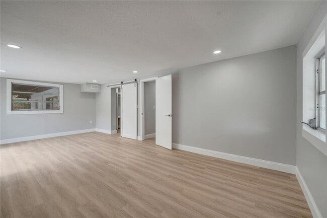 Building Photo - 2303 Bonneville Dr