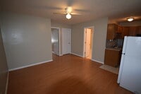 Building Photo - Great 2 Bedroom Apartment Near Campus!