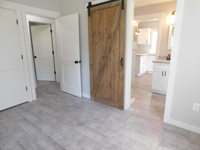 Building Photo - Newly Renovated 2 bed 1 bath cottage