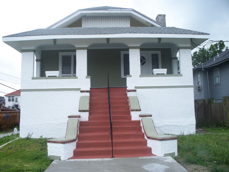 Front of House - 4300 S Johnson St