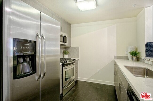 Building Photo - 436 S Virgil Ave