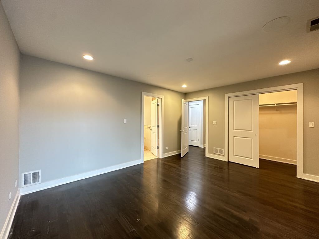 Building Photo - 907 N Damen Ave