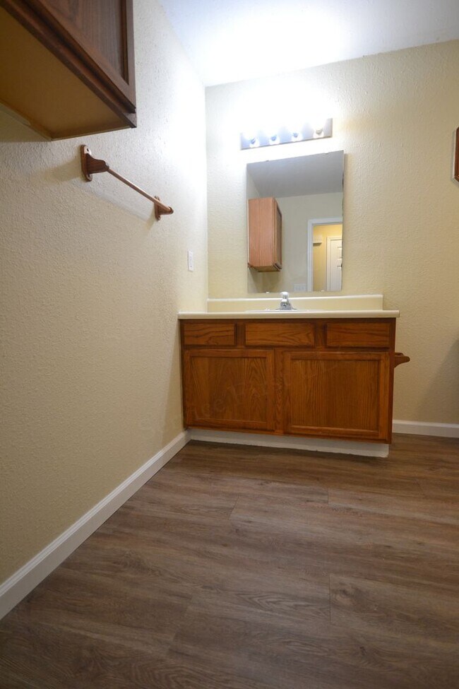 Building Photo - 3 Bed 1 Bath House with a 1 Car Garage For...