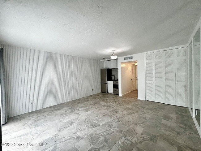 Building Photo - 223 Columbia Dr