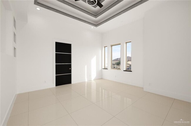 Building Photo - 45 Travis St