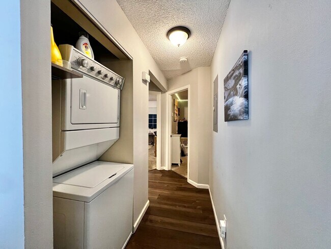 Building Photo - Great Campus West 2 Bed 1 Bath Available!