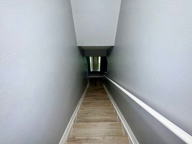 Building Photo - 3 bedroom 2.5 bath Oakcrest Townhome with Laminate and Tile flooring Throughout, and a 1 Car Garage!