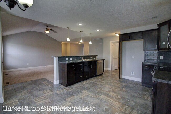 Building Photo - 4 br, 2 bath House - 874 E Sparrow Rd