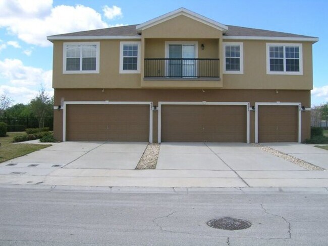 Building Photo - Freshly Painted 3-Bedroom Townhome with Garage and Driveway Parking, in St. Cloud, Florida