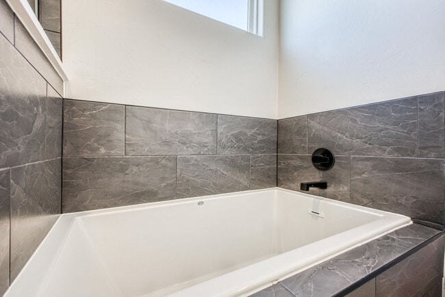 Building Photo - Beautiful East side House 4 bed-2.5 baths, part of The  Club that includes Swimming Pool, Gym, Te...