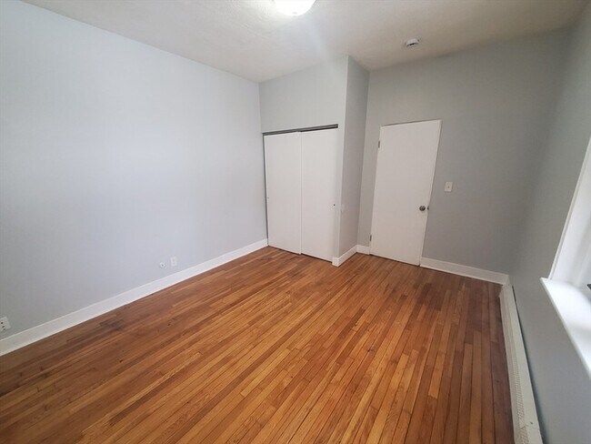 Building Photo - 10 Abbotsford St