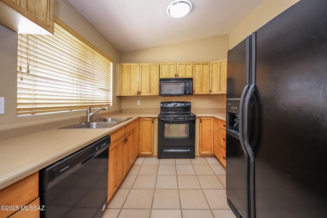 Building Photo - 3080 W Placita De La Roseta